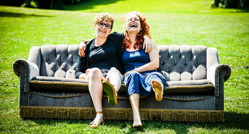 To elever i en sofa på en græsplæne
